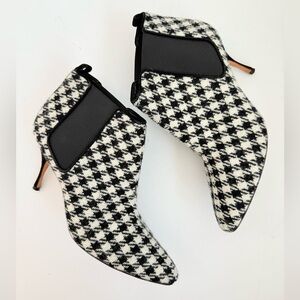 Manolo Blahnik Black White Wool Houndstooth Ankle Booties EU 38.5